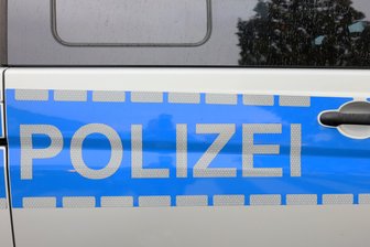 Polizei ermittelt gegen 13 Spiel-Besucher - Die Polizei rückte am Sonntag im Eisstadion an.