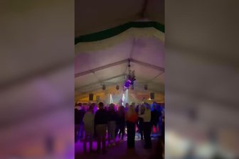 Polizei ermittelt gegen DJ aus dem Erzgebirge: „Ausländer raus“- Gegröle zu „L‘amour toujours“ bei Peenefest - Auf diesem Video, das dem Nordkurier zugespielt worden ist, ist zu hören, wie einige Partygäste beim Peenefest "Ausländer raus" mitgrölen und der DJ aus dem Erzgebirge dabei juxt.
