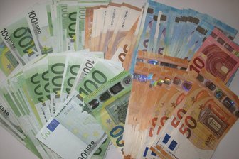 Polizei ermittelt gegen mutmaßliche Drogenhändler - Bei den Hausdurchsuchungen wurde Bargeld in hoher Menge gefunden.
