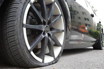 Polizei ermittelt mutmaßlichen sechsfachen Reifenstecher -