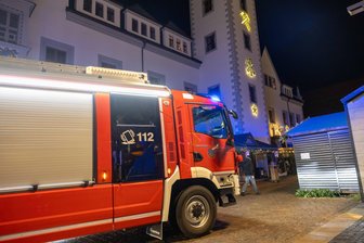 Polizei ermittelt nach Brand auf dem Freiberger Christmarkt - Videoaufnahmen sollen Brandstifter überführen - Die Feuerwehr musste am Freitagabend zum Freiberger Christmarkt ausrücken.