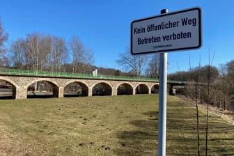 Polizei ermittelt nach rätselhafter Explosion in Braunsdorf - Hinter dem Braunsdorfer Viadukt befindet sich der Schuppen, der Sonntagnacht explodiert ist.