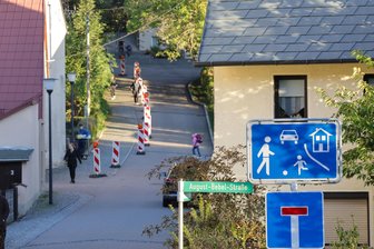 Polizei ermittelt nach Vorfall in Remse: Unbekannte attackieren zwei Grundschüler - Zwischen August-Bebel-Straße und Pestalozzistraße befindet sich das „Remser Gässl“, wo sich der Vorfall ereignet hat.