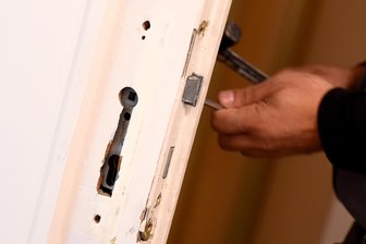 Polizei ermittelt: Schlüsseldienst soll Kunden abgezockt haben - 