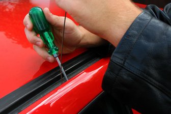 Polizei ermittelt wegen Auto-Einbrüchen in Chemnitz - Drei Einbrüche in Autos untersucht die Chemnitzer Polizei seit Montag.