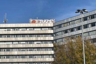 Polizei ermittelt wegen Graffiti auf Dach von „Parteifalte“ hinter Marx-Kopf - Im Oktober hat die Graffiti-Crew auf dem Dach hinter dem Behördenzentrum auf dem Marx-Kopf zugeschlagen.