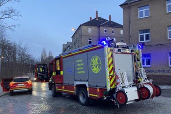 Polizei ermittelt wegen versuchter Brandstiftung in Limbach-Oberfrohna - Zwei Drehleiterfahrzeuge rückten zur Dr.-Neideck-Straße an.