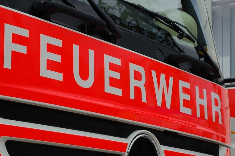 Polizei: Erneut schwere Brandstiftung in Oelsnitzer Mehrfamilienhaus - Wieder hat es in einem Mehrfamilienhaus an der Oelsnitzer Karl-Liebknecht-Straße gebrannt: Am Montag gegen 20 Uhr geriet dort eine Matratze in Brand. 