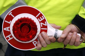 Polizei ertappt 127 Temposünder auf A 4 - Mit 156 km/h statt der dort erlaubten 80 km/h ist ein Autofahrer am Donnerstagvormittag auf der Autobahn 4 bei Glauchau geblitzt worden.