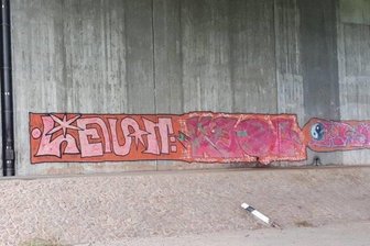 Polizei ertappt Graffiti-Sprayer auf frischer Tat - Die Beamten überraschten die zwei Männer beim Sprühen eines Graffitos unter einer Autobahnbrücke, nahe des Remser Wegs. Das Bild ist etwa 19 x 2 Meter groß.