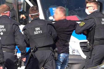 Polizei erteilt im Zentrum Platzverweise - Im Stadtzentrum führte die Polizei einige Personen ab, bei denen Rechtsverstöße festgestellt wurden.