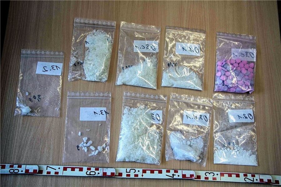 Polizei erwischt 24-jährige Erzgebirgerin mit Drogen im Wert von 12.000 Euro - Drogenfund in Oelsnitz: 235 Gramm Crystal, sechs Gramm Kokain, 78 Ecstasy-Pillen. Marktwert: mehr als 12.000 Euro. 