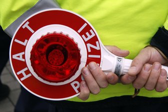 Polizei erwischt Raser in Oelsnitz - Mit 80 statt der erlaubten 50 km/h war ein Raser im Oelsnitzer Ortsteil Waldesruh in der Pflockenstraße am Montag unterwegs. Bei Tempokontrollen ging der Fahrer eines Mitsubishi Polizisten des Stollberger Reviers ins Netz.