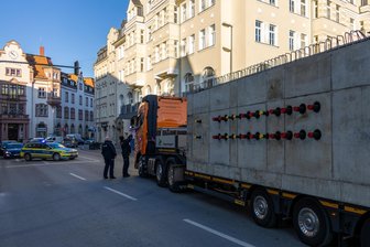 Polizei eskortiert Schwerlasttransport mit Beton-Koloss durchs Erzgebirge - Der Verkehr aus Richtung Schneeberg kommend musste in Aue kurz gestoppt werden, um den Schwerlasttransport über die Schieck-Brücke rollen zu lassen.