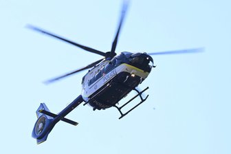 Polizei fahndet an Landesgrenze im Vogtland nach flüchtigem Drogenschmuggler: Verdächtige Person festgenommen - Auch ein Polizeihubschrauber kommt zum Einsatz (Symbolbild).