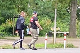 Polizei fahndet jetzt öffentlich nach zwei Hooligans aus Sachsen - Mit diesem Foto sucht die Leipziger Polizei jetzt nach zwei Schlägern.