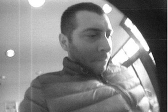 Polizei fahndet nach mutmaßlichem Betrüger - Die Polizei fahndet mit diesem Bild der Überwachnungskamera eines Geldautomaten nach dem mutmaßlichen Betrüger vom 7. Dezember 2015.