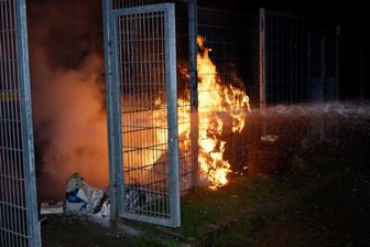 Polizei fahndet: Wer hat in Plauens Plattenbau Container angezündet? - Vier Papiercontainer brennen Donnerstag aus. Die Polizei ermittelt in Brandstiftung.