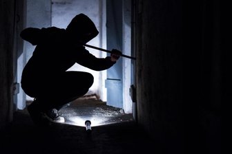 Polizei fasst Einbrecher in Grünhain - Dank eines Zeugenhinweises haben Beamte des Polizeireviers Aue am Mittwochabend zwei mutmaßliche Einbrecher gestellt.