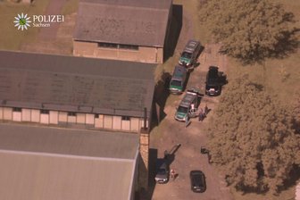 Polizei fasst gesuchten Bewaffneten in Klipphausen - Die Festnahme des gesuchten 43-Jährigen aus Radebeul haben Polizisten aus einem Hubschrauber beobachtet (im Bild).