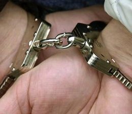 Polizei fasst gewalttätigen Handy- und Kosmetikräuber -
