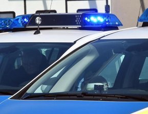 Polizei fasst mutmaßliche Drohbrief-Schreiberin in Zwickau - Die Polizei hat am Mittwoch die Wohnung einer Frau in Zwickau durchsucht, die eine Reihe von Drohschreiben verschickt haben soll.