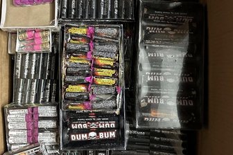 Polizei findet in Wohnung im Erzgebirge mehr als 2000 illegale Knallkörper - Diese illegalen Böller hat die Polizei in einer Wohnung in Stollberg gefunden.