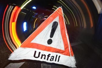 Polizei findet verlassenes Auto nach Unfall vor - Polizisten haben in der Nacht zu Sonntag im Mülsener Ortsteil Berthelsdorf einen verunglückten Pkw mit gestohlenen Nummernschilder entdeckt.