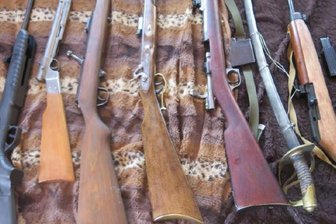 Polizei findet Waffenarsenal und Drogen - Mann festgenommen -