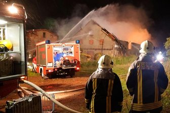 Polizei geht bei erneutem Feuer von Brandstiftung aus - Die Scheune, in der Heu lagerte, stand vollständig in Flammen, als die Feuerwehr eintraf.