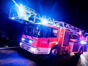 Polizei geht nach Kellerbrand von Brandstiftung aus -
Ein Drehleiterwagen der Feuerwehr fährt mit Blaulicht an einer Unfallstelle vorbei.