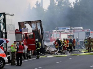 Polizei geht von 18 Toten bei Busunglück aus - Der Bus soll nach dem Zusammenstoß mit einem Lastwagen in Brand geraten sein.