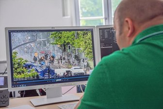 Polizei: Gesichtserkenner überführen Fußball-Gewalttäter - Reguläre Videoauswerter der Soko Hauptallee und ihre Software kommen schnell an Grenzen, wo "Super-Recognizer" schnelle Erfolge haben.