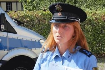 Polizei gibt Tipps für den Alltag - Polizeihauptmeisterin Katrin Junghannß vom Fachdienst Prävention der Inspektion Zentrale Dienste der Polizeidirektion Chemnitz beriet in Reinsberg die Bürger. 