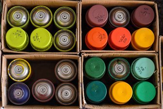 Polizei greift in Reichenbach ein: „Fassadenkunst“ bleibt unvollendet - Farbdosen: Das Handwerkszeug von Graffiti-Künstlern.