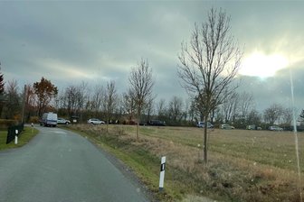 Polizei-Großaufgebot in kleinem Dorf im Vogtland: Was war da los? - Ein Polizeiauto hinter dem anderen am Weidigter Weg bei Freiberg.