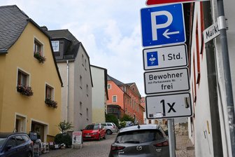 Polizei hebt in Augustusburg Waffen- und Drogenlager aus - Am Mittwoch kam es auf dem Markt in Augustusburg zu einem Polizeieinsatz.