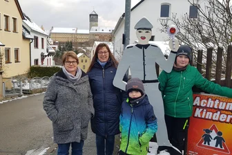 Polizei hofft auf Zeugen: Holzpolizist im vogtländischen Oelsnitz immer noch weg - Ein Holzpolizist wurde gestohlen: Die Anwohner der Burgstraße sind verärgert. Von links: Anne Lenhart, Anne-Katrin Grimm, Max Lenhart und Silas Grimm.