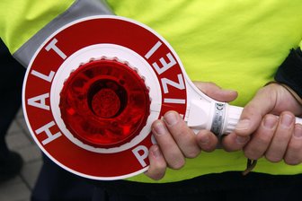 Polizei holt 22-Jährigen von der A4 - 
