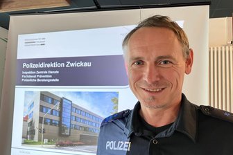 Polizei im Vogtland warnt: Das sind die Tricks bei Schockanrufen - Polizeihauptmeister Markus Meichsner klärt die Vogtländer auf, mit welchen Tricks Gangster sie um ihre Ersparnisse bringen wollen.