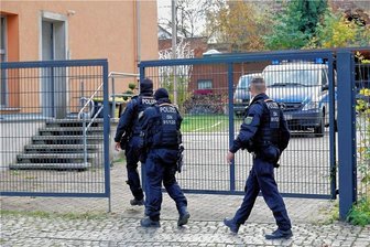 Polizei im Zwielicht: Gingen Chemnitzer Drogenermittler zu weit? - Der Polizeieinsatz im Chemnitzer Stadtteil Gablenz am Morgen des 2. November hatte für einiges Aufsehen gesorgt. Beamte durchsuchten über Stunden hinweg die Wohnung eines 43-Jährigen - und wurden fündig.