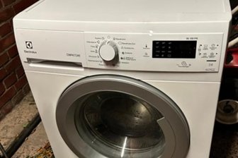 Polizei in Sachsen will wissen: Ist das Ihre Waschmaschine? - Mitte November wurde diese Waschmaschine sichergestellt, nun suchen Sachsens Ordnungshüter nach Hinweisen auf den Eigentümer.