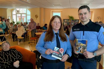 Polizei informiert in Penig über Betrugsmaschen: „Vermeiden Sie es unbedingt, am Telefon Ja zu sagen“ - Polizeihauptmeisterin Jana Kürschner und Bürgerpolizist André Roschütz informieren darüber, welche Tricks Betrüger anwenden, um Senioren um ihr Geld zu bringen. In Penigs Begegnungsstätte „Mittendrin“ waren etwa 60 Besucher zu Gast.