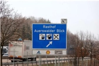 Polizei jagt Kosmetik-Diebe: 30 Paletten mit Parfüm und Co. von Autobahn-Raststätte verschwunden - Am Rastplatz „Auerswalder Blick" an der A 4 haben Unbekannte in der Nacht zum Mittwoch Kosmetikartikel von einem Laster gestohlen.