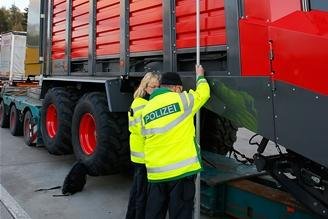 Polizei kontrolliert 85 Laster und stellt an fast allen Mängel fest -