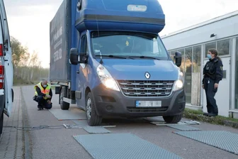 Polizei kontrolliert Kleintransporter: Mehrere Verstöße festgestellt -