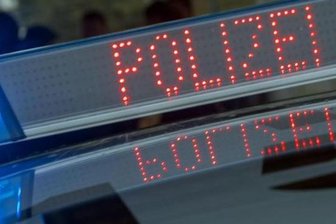 Polizei kontrolliert Tempolimit - Fahrer will Blitzer klauen -
