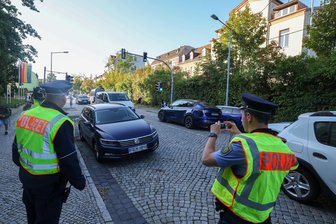 Polizei kontrolliert vor Oberschule in Meerane: Wenn das neue Schuljahr mit einem „Knöllchen“ beginnt - Kontrolle auf der Chemnitzer Straße in Meerane: Die Polizeibeamten Olaf van Acken (links) und Christopher Heinz strafen einen Falschparker ab.