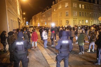 Polizei löst "Corona-Spaziergang" in Freiberg auf - Teilnehmern drohen 250 Euro Bußgeld -