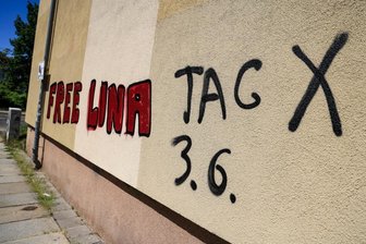 Leipzig: Ein Graffiti "Free Lina 3.6. Tag X" prangt an einem Wohnhaus im Leipziger Süden.
